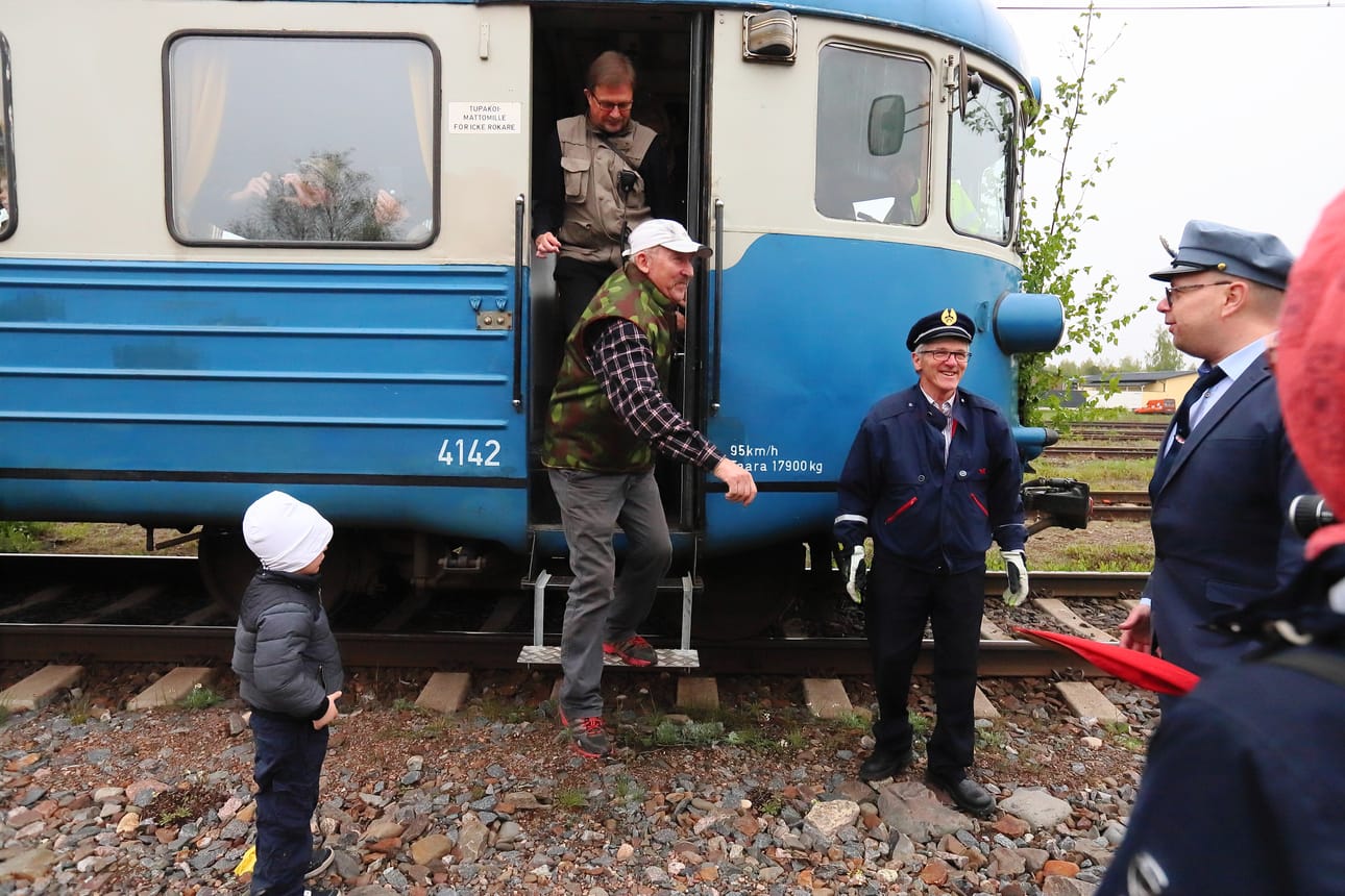 Valkopipoinen Leevi Mentula astui juhlajunasta ensimmäisenä ulos. Perässä seuraa Ensio Äijälä.