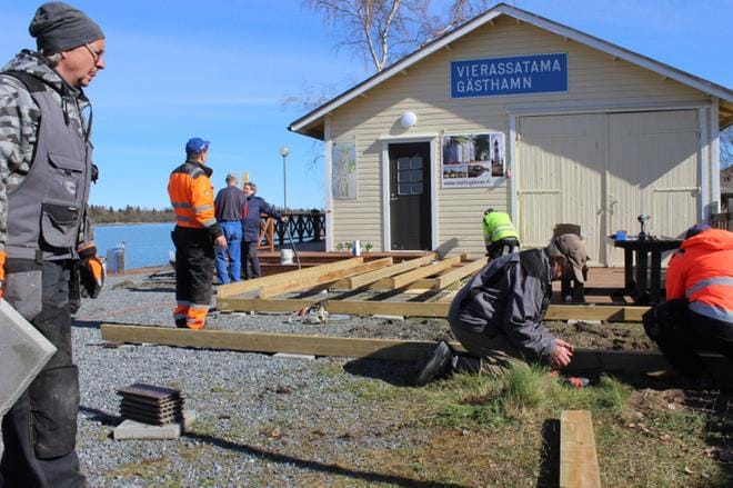 Talkoolaiset aloittivat vierasvenesataman terassin rakennustyöt Kaskisissa eilen aamulla. Hannu Rantanen (etualalla vas.) iloitsi, että paikalle tuli paljon väkeä. KUVA: LOTTA KALLIO
