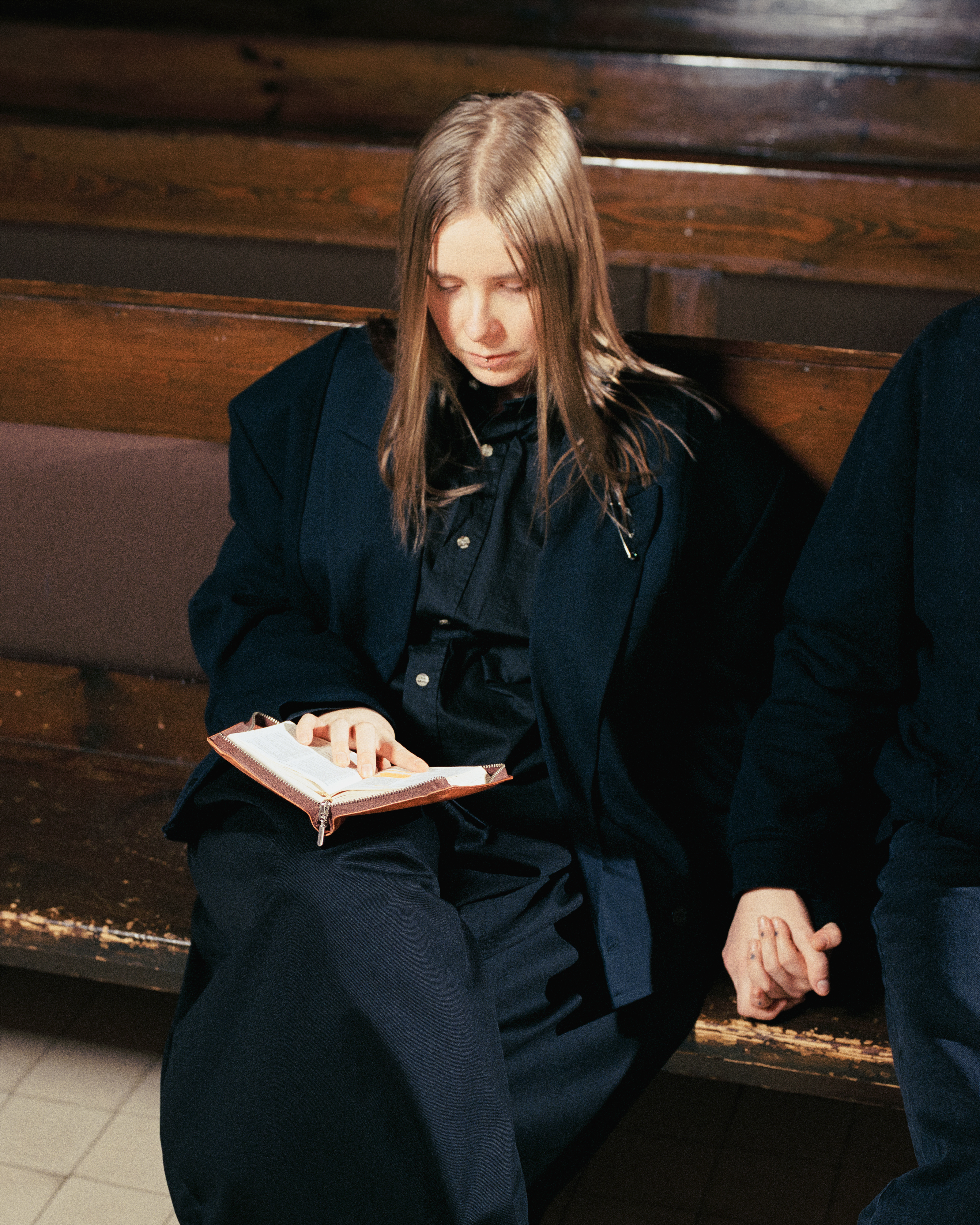 Vaasassa papin tyttärenä kasvanut Emmi Haapaniemi eli Asla Jo laulaa queer-nuoruudesta