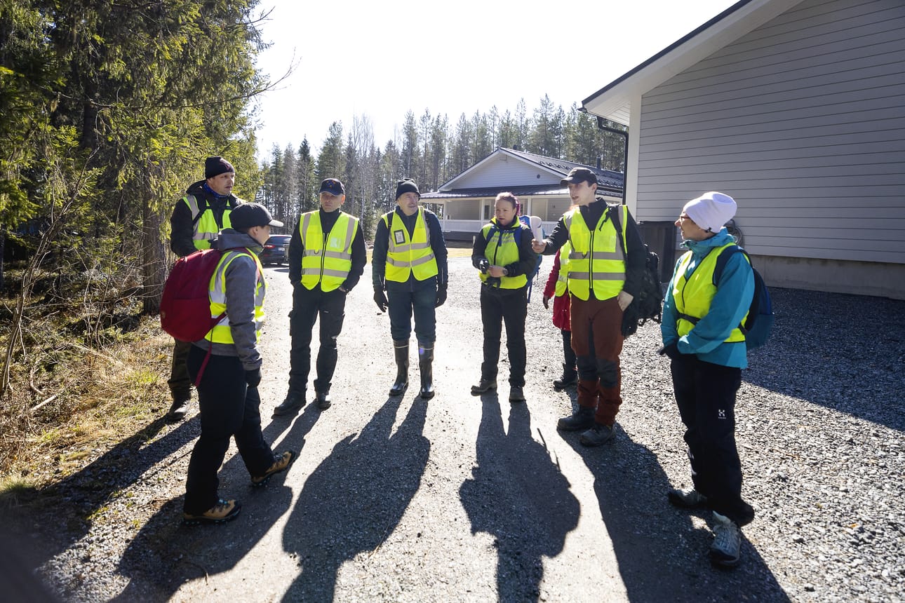 Ryhmänjohtaja Mikko Tuomisto kertasi pikakoulutuksen ohjeet ennen maastoon ryhmittäytymistä.