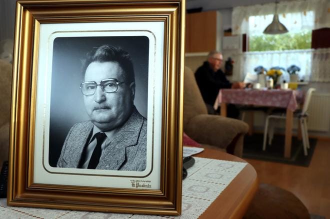 Olavi Kalajainen oli Jurvan Sanomien ensimmäinen päätoimittaja. Toimitus oli hänen kodissaan, jossa nykyisin asuu hänen Kari-poikansa Kerttu-vaimonsa kanssa. KUVAT: JARNO RANTA