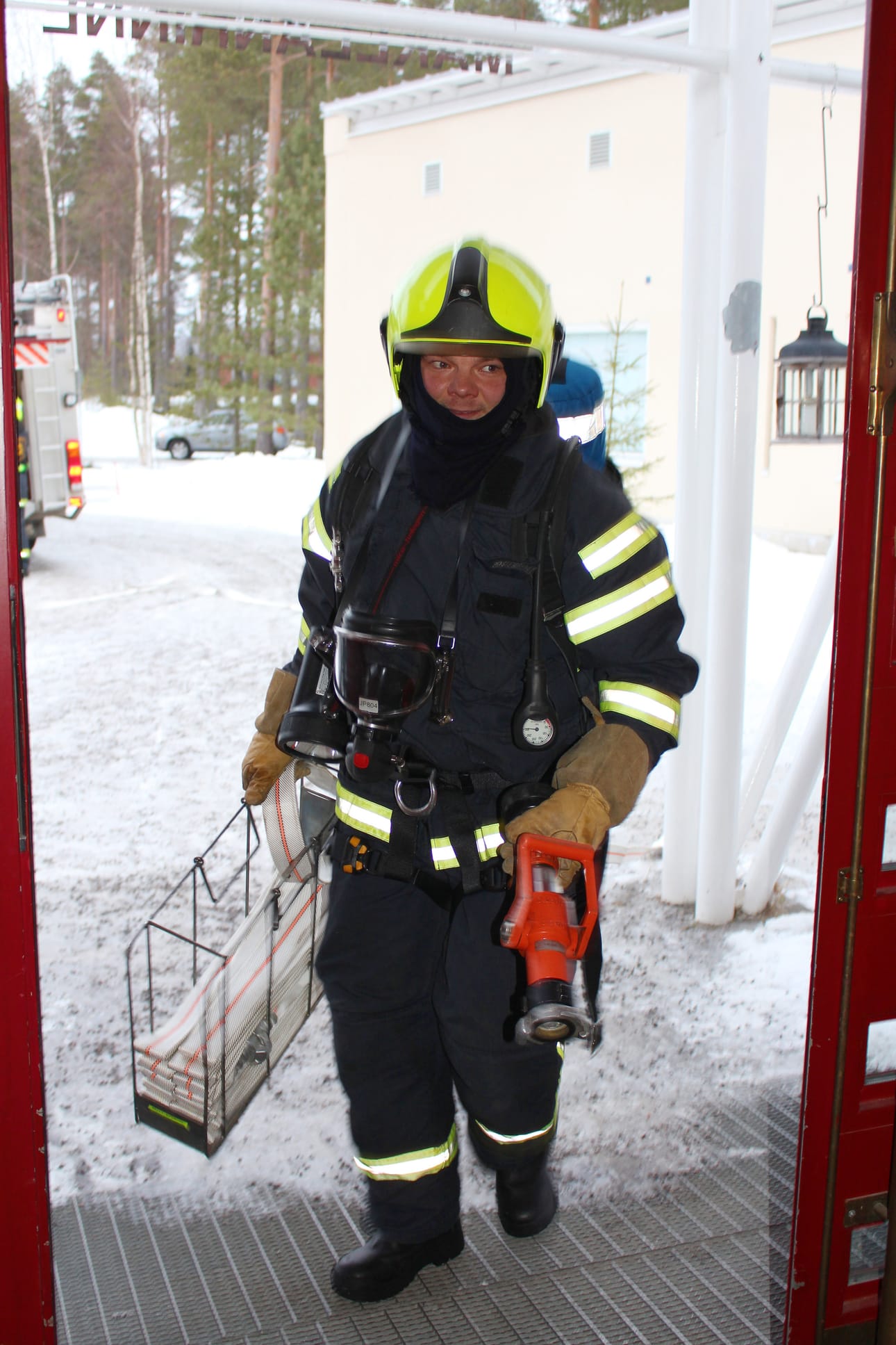 Palomiehet päättivät lähestyä paloa sisäkautta. Antti Honkamäki asteli kohteeseen ensimmäisten joukossa.