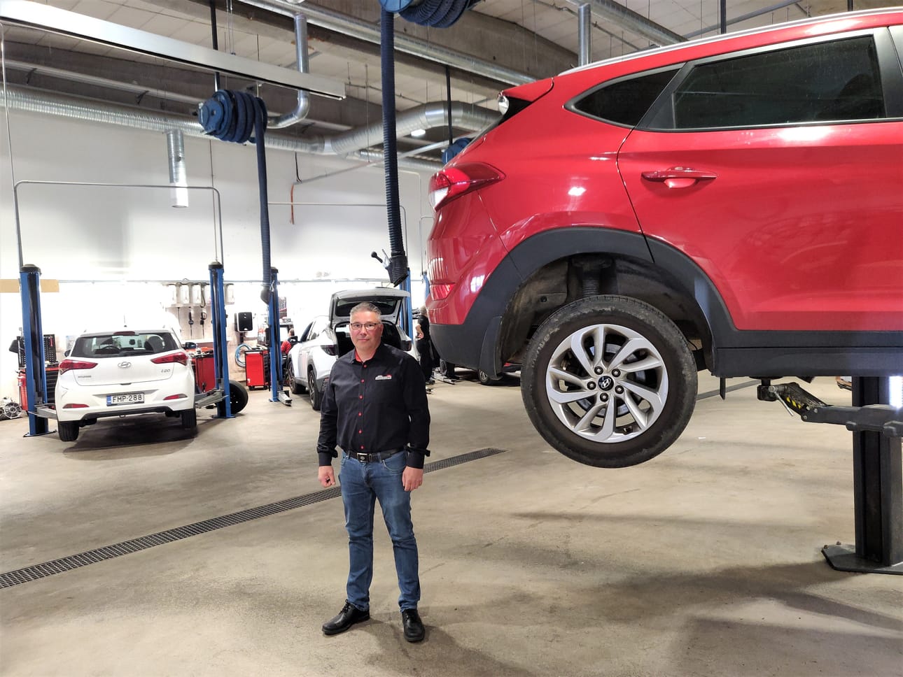 Autojen pidentyneet huoltovälit eivät juuri näy Autoverkkokauppa.fi:n korjaamoilla, huoltojohtaja Jarmo Remander kertoo. Uusissa autoissa toimiva huoltovälin ilmaisin patistelee omistajia huolto-ohjelman noudattamiseen niin, etteivät viat ehdi kehittyä vakavammiksi.