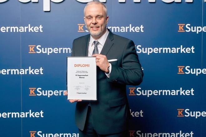 Olli Pehkonen kävi pokkaamassa palkinnon K-supermarket-ketjun juhlagaalassa.