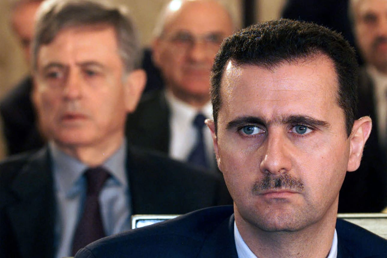 Al-Assadit pitivät Syyriassa valtaa yli 50 vuotta, sillä Bashar al-Assad peri vallan isältään Hafez al-Assadilta. Kuva presidentti Bashar al-Assadista on vuodelta 2002. LEHTIKUVA / AFP