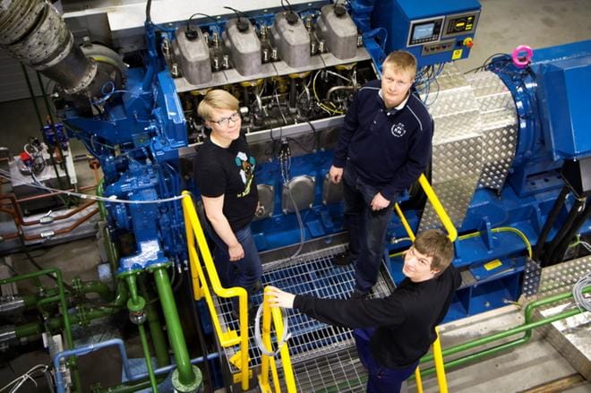 Laboratorioinsinöörit Sonja Heikkilä ja Olav Nilsson sekä projektitutkija Antti Niemi kertovat, että ensimmäiset tutkimusajot Vaasan yliopiston VEBIC-moottorilaboratoriossa ovat sujuneet hyvin. KUVA: RIIKKA KALMI