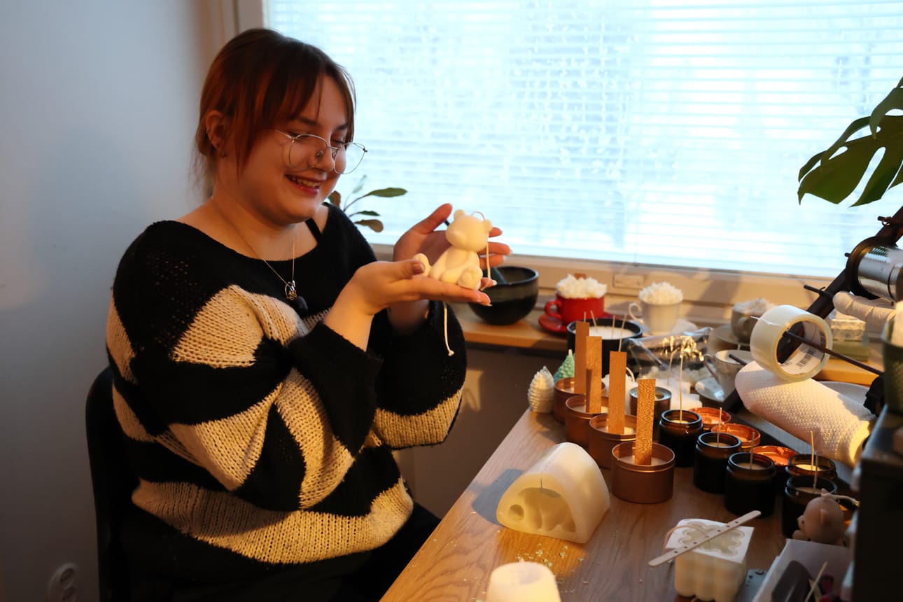 Annika Koivujärven mukaan kynttilöitä tehdessä tunnit kuluvat nopeaa. Kuvassa juuri muotista tullut kynttilä.