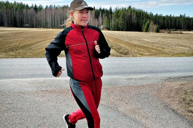 Karvialainen lähihoitaja Iina Puskala aikoo juosta tai kävellä joka päivä maratonin mittaisen matkan vuoden aikana. Projekti on sujunut suunnitelmien mukaan ainakin puoliväliin saakka.