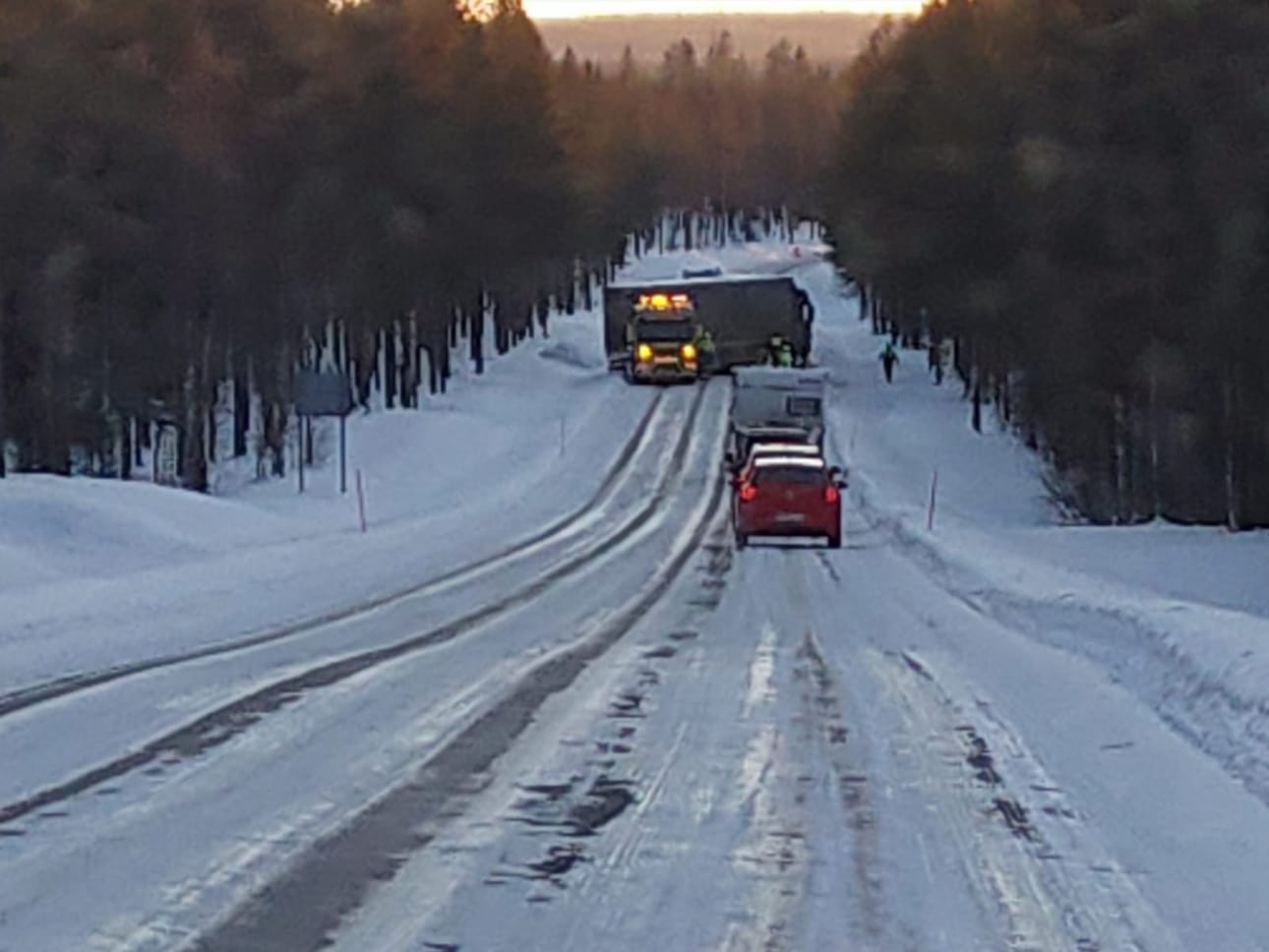 Ojaan suistunut rekka oli kello viiden aikaan saatu nostettua poikittain tielle. Ohiajaneen autoilijan mukaan tie oli tapahtumapaikalla todella urainen. Nostotöiden ajaksi suljettu ajokaista on jo avattu liikenteelle.