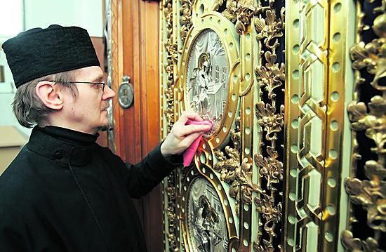 Veljestö kokoontuu yhteiselle aterialle heille varattuun tilaan. Igumeni Sergei, munkkidiakoni Aleksanteri, munkki Viktor, noviisi Mikael (selin), <br/><br/>munkki Andrea ja munkki Trifon aloittamassa paastoajan lounasta.