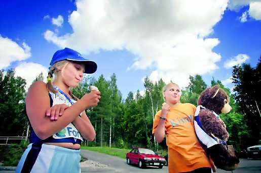 Kokeneet kisakävijät. Ilona Holappa on Finlandia Junior Gamesissa toista ja isosisko Iida-Maria kolmatta kertaa. Kiimingin Urheilijoiden maskottinalle Siiri on porukan konkari: hänelle kisat ovat jo viidennet.