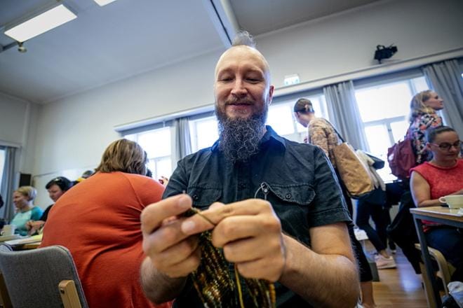 Jarno Vikeväkorva neuloo isälleen pipoa. Tapahtumasta ostetuista langoista hän tekee itselleen huivin. KUVAT: PAULA KASKIMAA