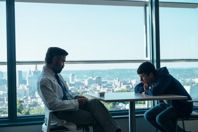 Colin Farrellin esittämää hyväosaista kirurgia mietityttää, mitä piilee Barry Keoghanin esittämän teinipojan omituisen käytöksen takana trillerissä The Killing of a Sacred Deer.