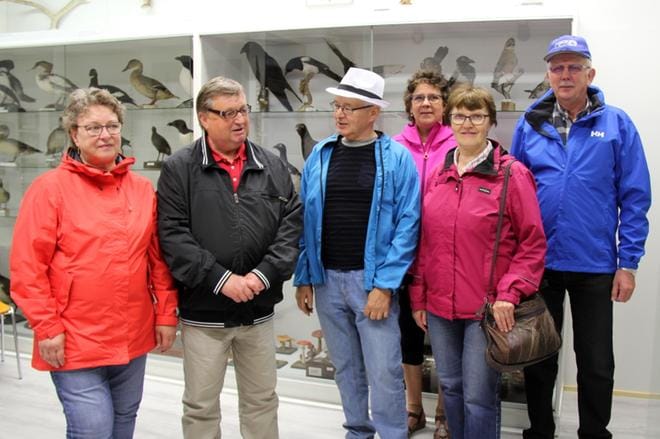 Luontomuseoon tutustumassa Ritva ja Terho Ylikoski, Aaro Korpi, Ragni Laakso, Aila Korpi ja Eerikki Laakso. KUVAT: MIA KÄRKKÄINEN