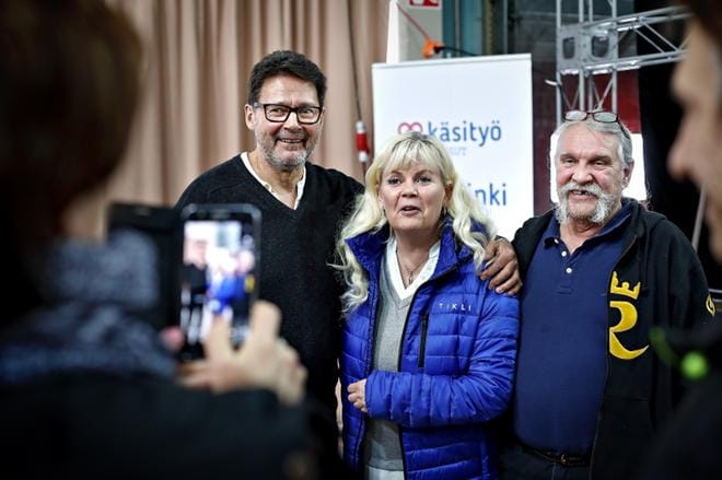 Vimpeliläinen Satu Mannismäki pääsi Juha-Pekka Ristmeren ja Erik Dahlin kanssa samaan kuvaan. Rakentamisesta ja sisustamisesta kiinnostunut Mannismäki seurasi Sadan vuoden taloa intensiivisesti. Hän tykkäsi siitä, että ohjelma oli tehty pilke silmäkulmassa.