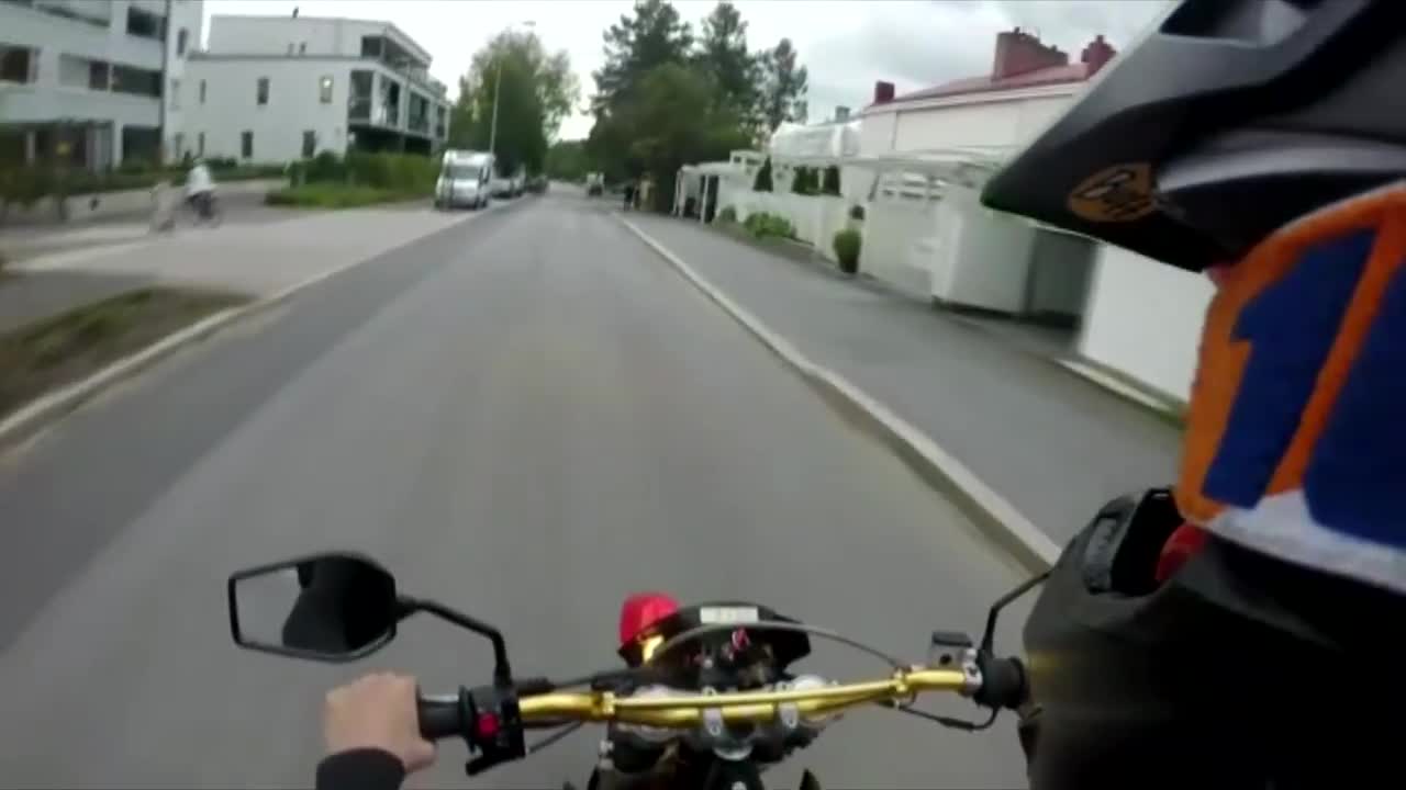 Mies hyökkää mopoilijoita kohti Koskitiellä