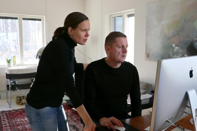 Mathias ja Annina Roschier-Holmberg elättävät itsensä suunnittelemalla keittiöitä kotitoimistossaan Kestillä. KUVAT: JARMO PANULA
