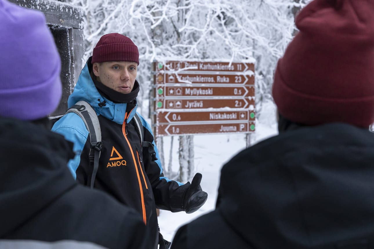 Arkistokuvassa Ruka Adventuresin opas Joonas Koskinen ryhmänsä kanssa Pienen karhunkierroksen lähtöpaikalla tammikuussa 2026.