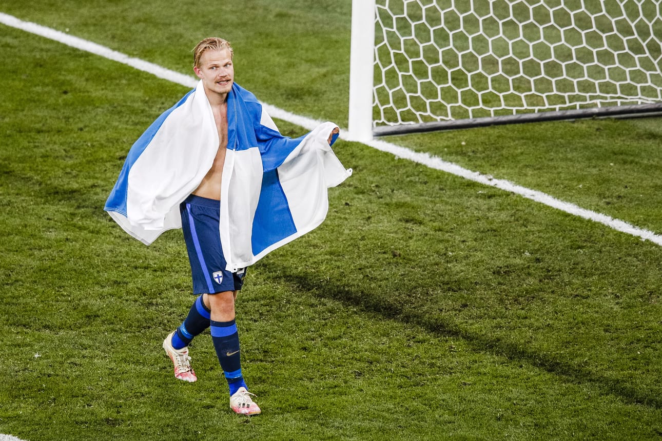 Joel Pohjanpalo oli ottelun jälkeen Suomen joukkueen juhlittu sankari.