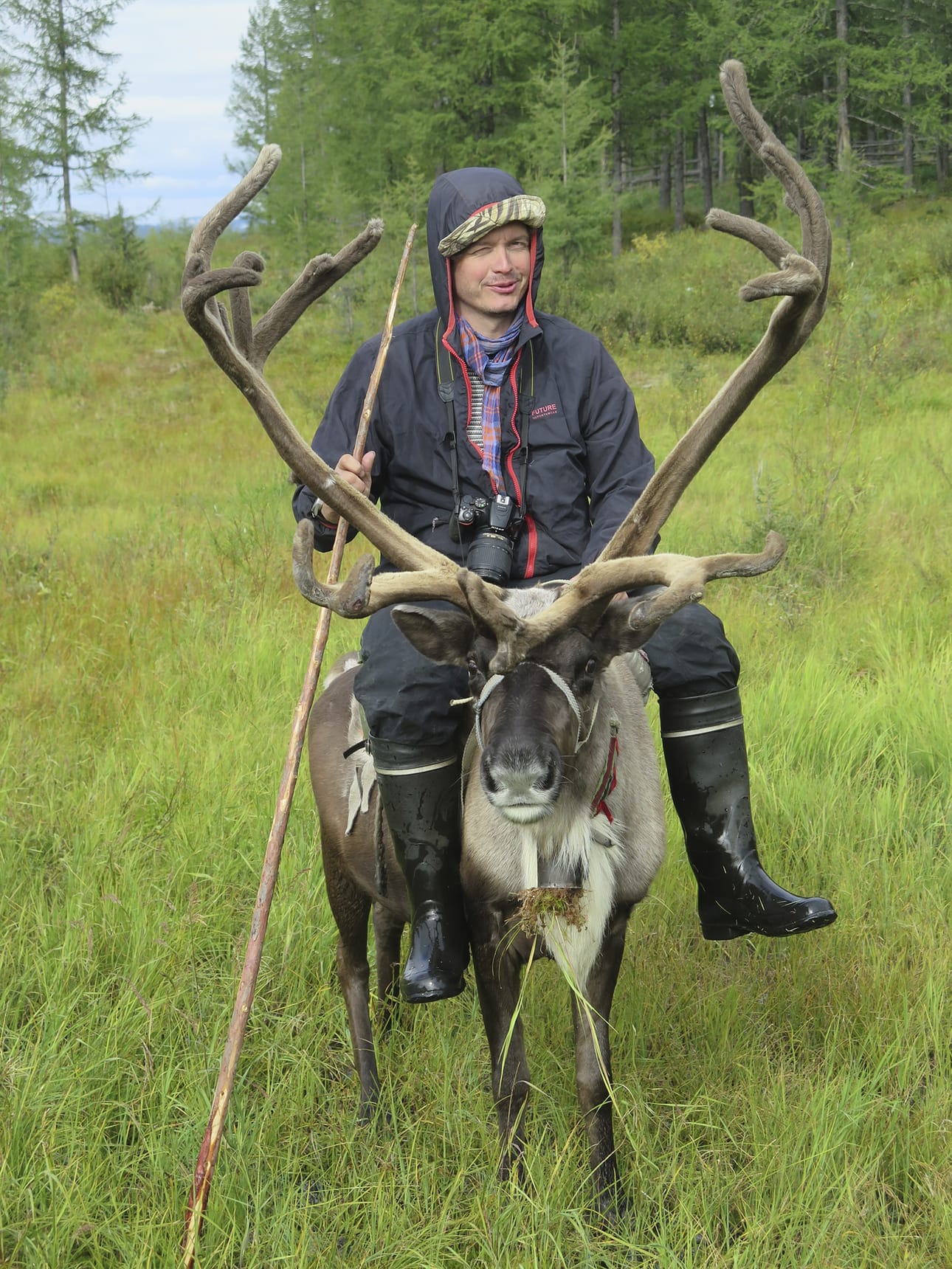 Jussi Konttinen kokeili Siperian evenkien vanhaa kulkumuotoa, porolla ratsastusta, Stanovoin vuoristossa.
