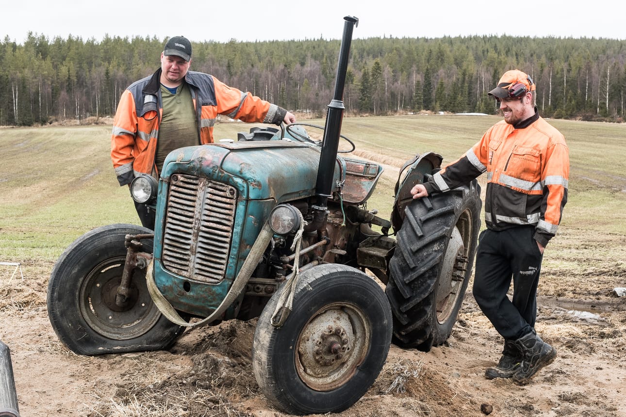 Jukka Korhonen ja Tuomas Laakkonen sekä "Fergu" eli Massey Ferguson 35.