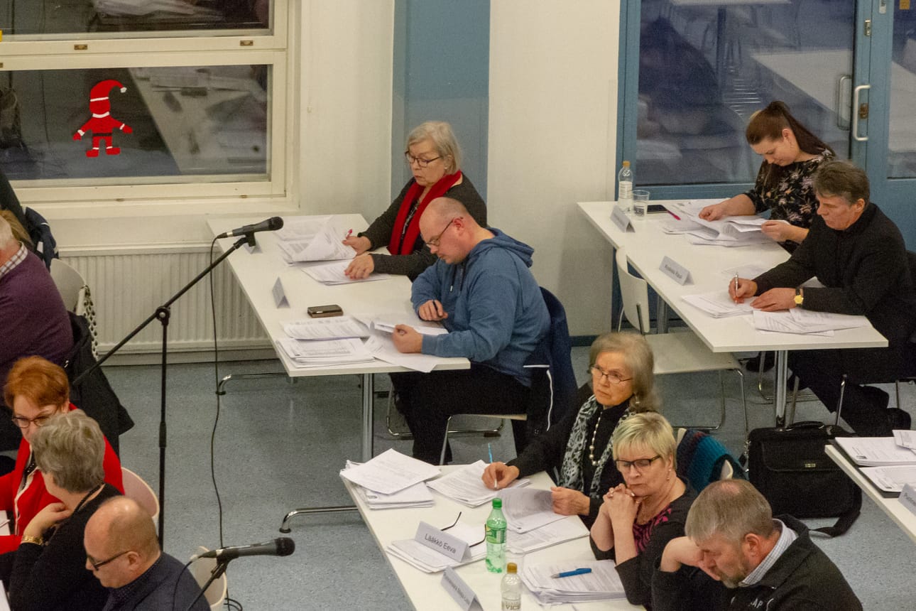 Mika Valikainen (kuvassa keskellä) siirtyi torstaina Keminmaan kunnanvaltuuston vasemmistoliiton ryhmään.