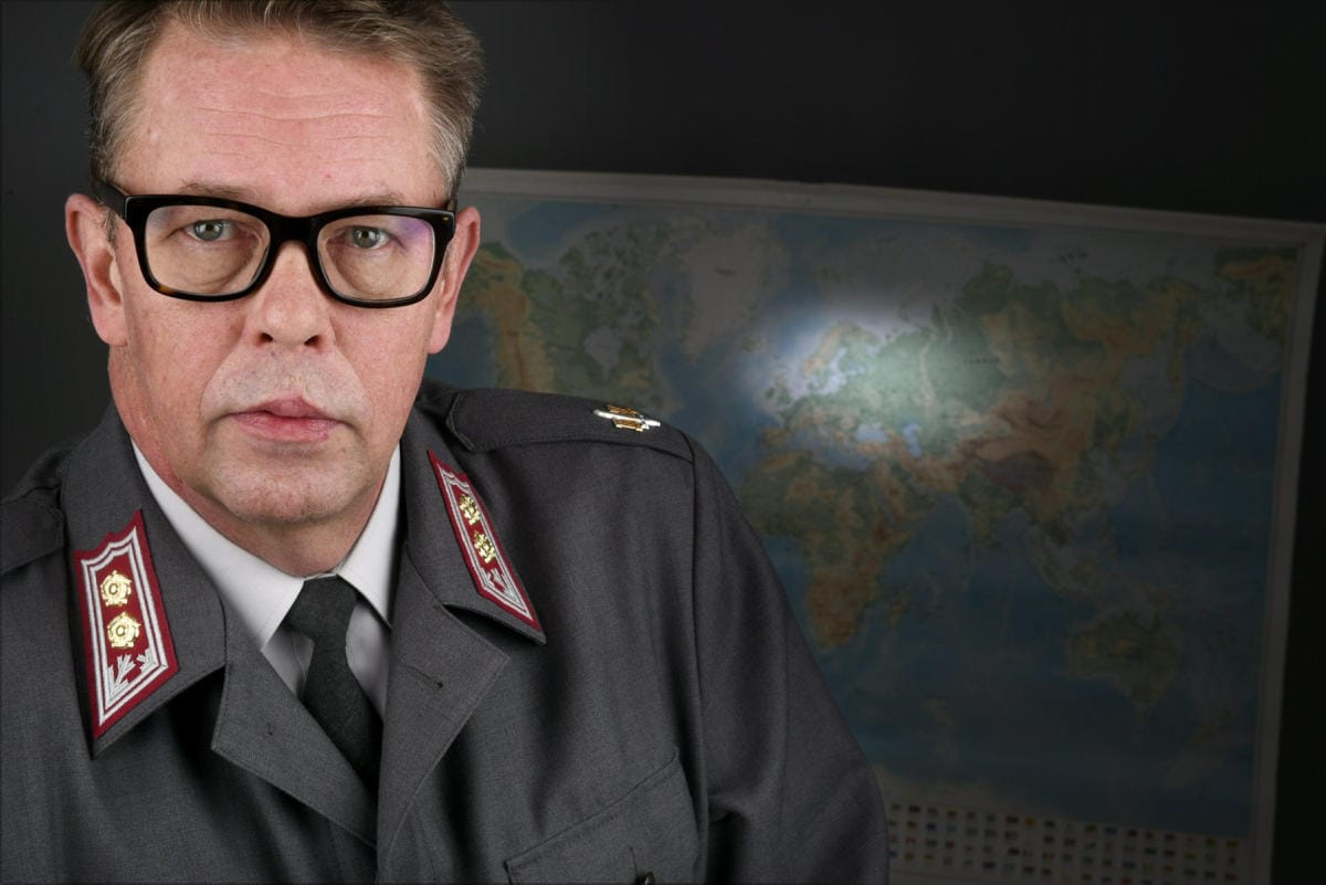 Everstiluutnantti evp. Juhani Pihlajamaa arvioi, ettei Venäjä ensimmäisen hyökkäyspäivänsä iltaan mennessä ollut vielä saavuttanut merkittäviä voittoja Ukrainassa. LEHTIKUVA / Martti Kainulainen