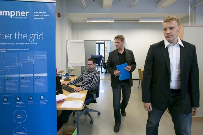 Energia-alan konsulttifirma Ampner Oy valittiin Vaasan alueelta parhaaksi Kasvu Open -kisassa vuonna 2014. Kuvassa yrityksen perustajat Pasi Törmänen ja Mika Jantunen, Jani Postila koneella. ARKISTOKUVA: MINNA HIRVELÄ