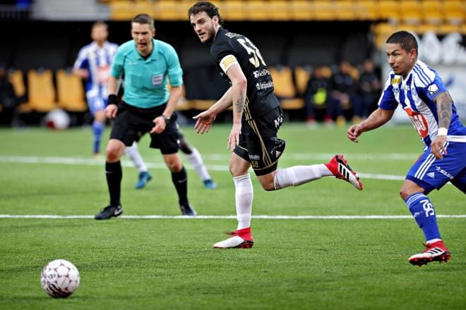 SJK:n Mehmet Hetemaj ja HJK:n Moshtagh Yaghoubi kävivät taas kovia kaksinkamppailuja. KUVAT: TOMI KOSONEN
