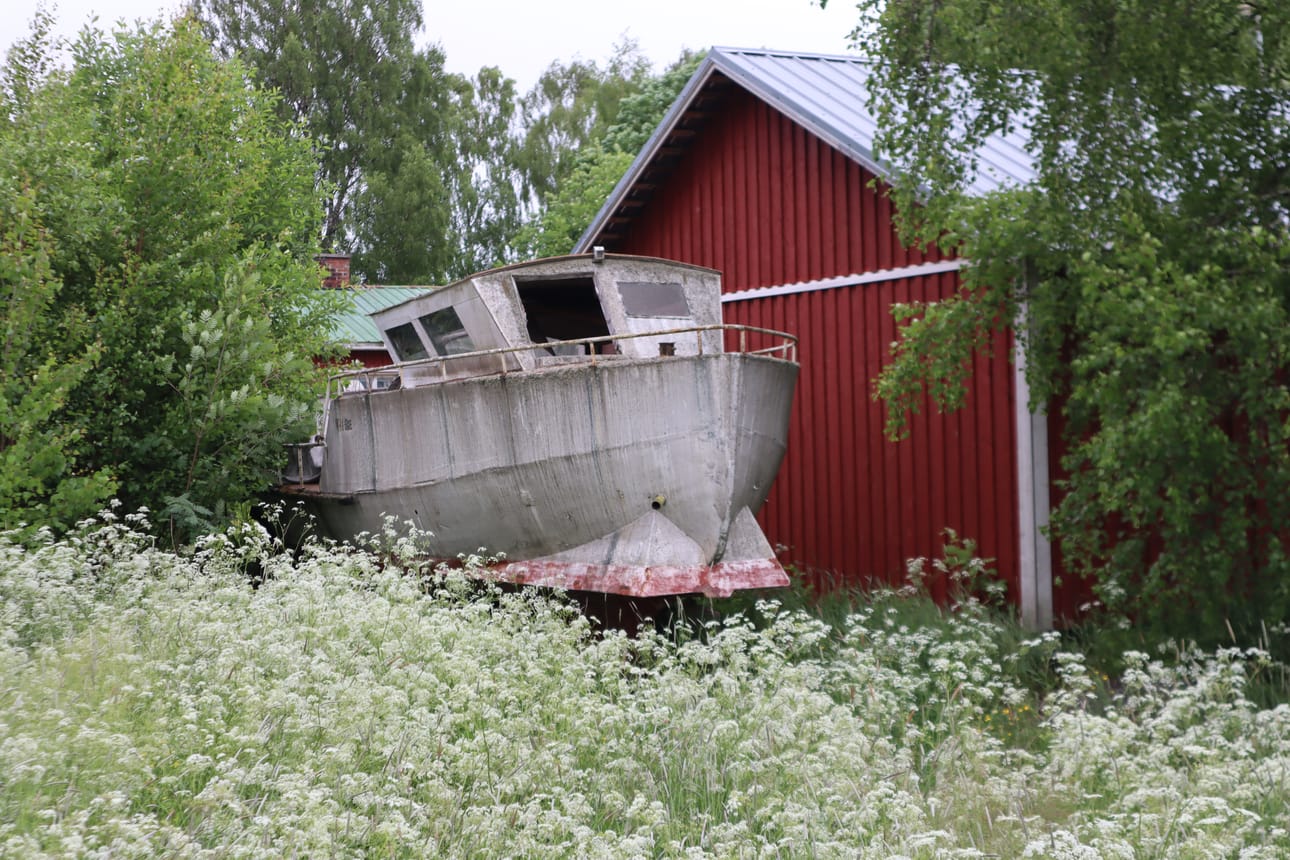 Bergö on täynnä veneitä ja kesän kukkeinta maalaismaisemaa.