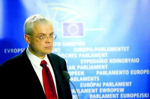 Ladun avaaja. Tshekin taannoinen pääministeri Vladimir Spidla joutui ensimmäisenä komissaari-ehdokkaana EU-parlamentin tentattavaksi. Hänelle on tulossa työ- ja sosiaaliasioiden salkku.