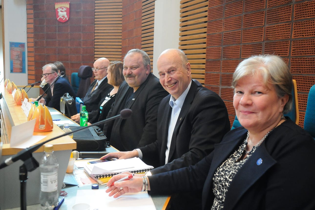Riitta Wedman, Martti Turunen, Joukamo Kortesalmi, Tuija Karjalainen, Juha Kaartinen, Heikki Härkönen ja Mika Flöjt edustivat kuntavaalipuolueita Kuusamon vaalipaneelissa tiistai-iltana. Valtuustosalissa keskustelua seurasi parikymmentä ihmistä, verkossa enimmillään yli 80 ihmistä.