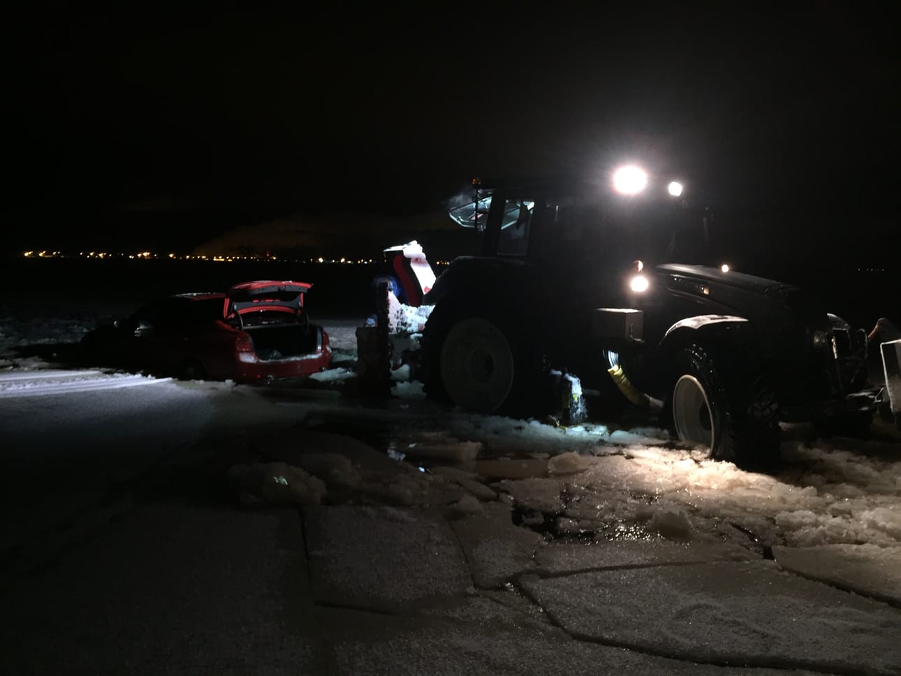 Torpanrannan edustalta jäälle ajanut auto vajosi välijäihin noin 150 metrin päässä rannasta myöhään perjantai-iltana.