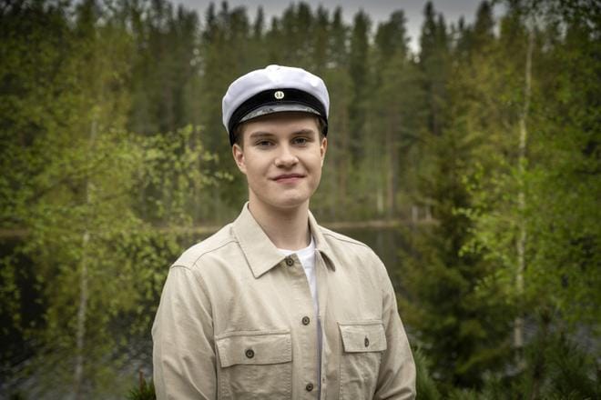 Soinilainen kevään ylioppilas Sameli Honkola harrastaa golfia, frisbeegolfia ja kalastusta. KUVA: AARRE LÖYTÖMÄKI