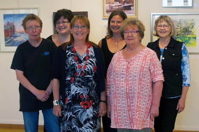 Naistaitelijaryhmä FeminArtsin taidenäyttely Naisen näkökulma on nähtävillä Mustasaaren kulttuuritalolla Sepänkylässä 1. joulukuuta asti. Kuvassa ovat taitelijat Haje Holmström, Annika Östman, Satu Ritola, Heidi Hjort, Margaretha Hakko ja Sonja Onnela. Kuva: Iida Latvala