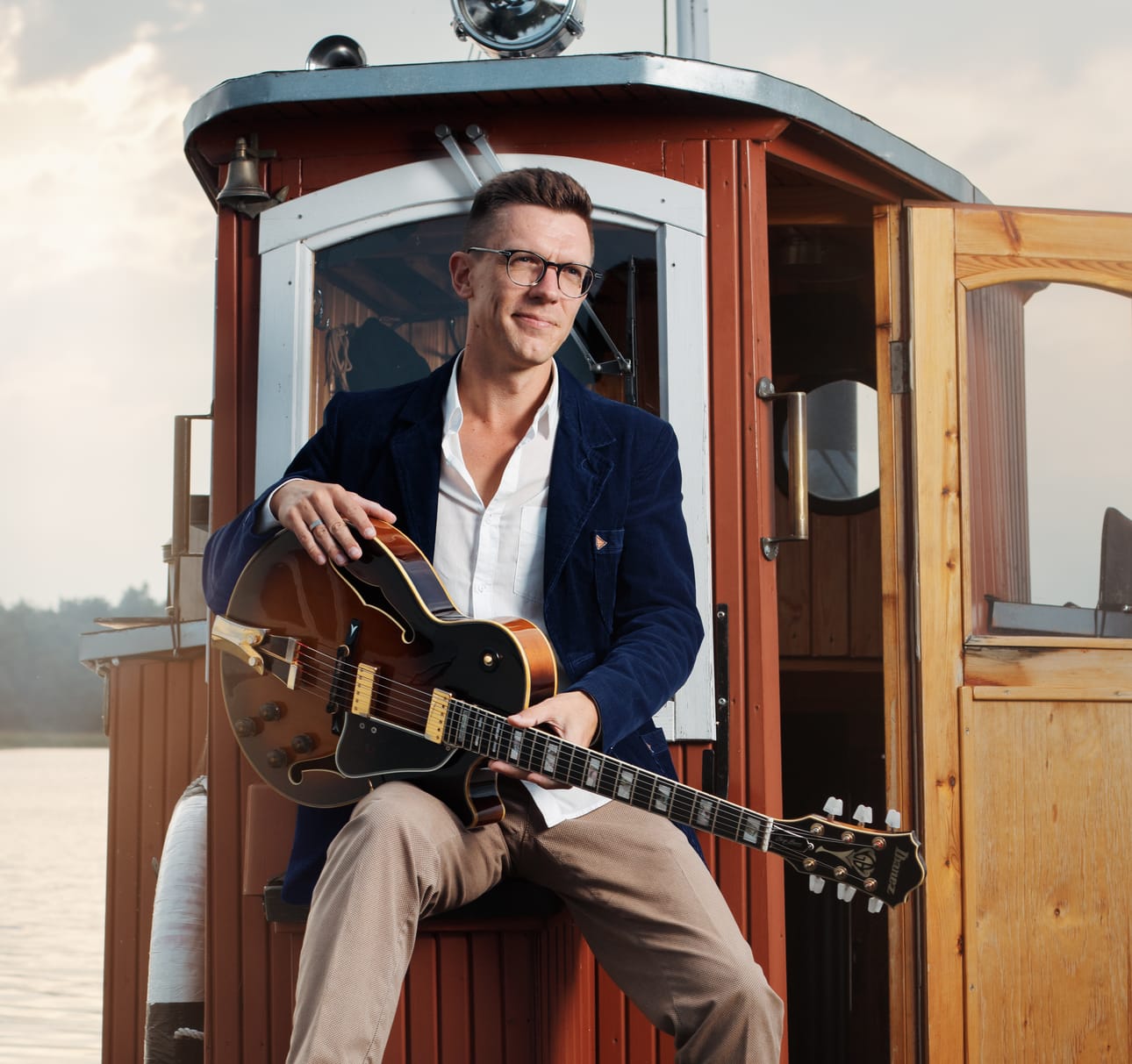 Mathias Sandberg on opiskellut New Yorkin Manhattan School of Musicissa ja Bostonin Berklee College of Musicissa.