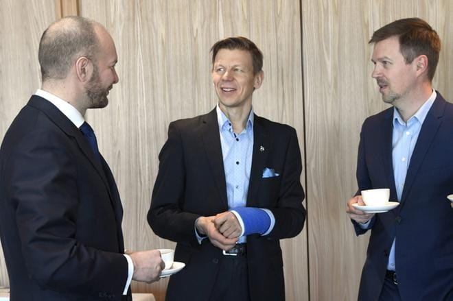Suomen Olympiakomitean toimitusjohtaja Mikko Salonen (kesk.) ja selvityksen tekijä Janne Leskinen (oik.) luovuttivat olympia- ja paralympiaselvityksenurheiluministeri Sampo Terholle. KUVA: MARKKU ULANDER / LEHTIKUVA