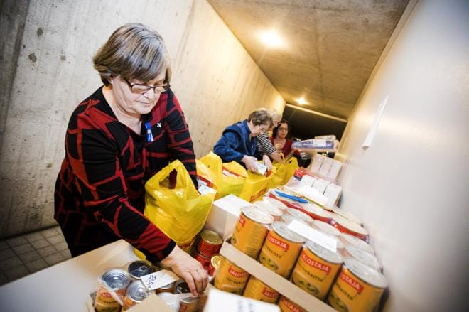Maire Lammi, Kaija Tuominen, Marita Sarvela sekä Teija Lammi pussittivat Kurikan seurakunnan ruokapankin jakamia maksuttomia ruokapusseja torstaina Kurikan seurakunnan tiloissa. Heidän pakkaamansa noin 80 ruokakassia riittänevät alkavalla viikolla muutamaan eri jakoon Kurikan, Jurvan ja Jalasjärven alueilla. KUVA: KRISTA LUOMA
