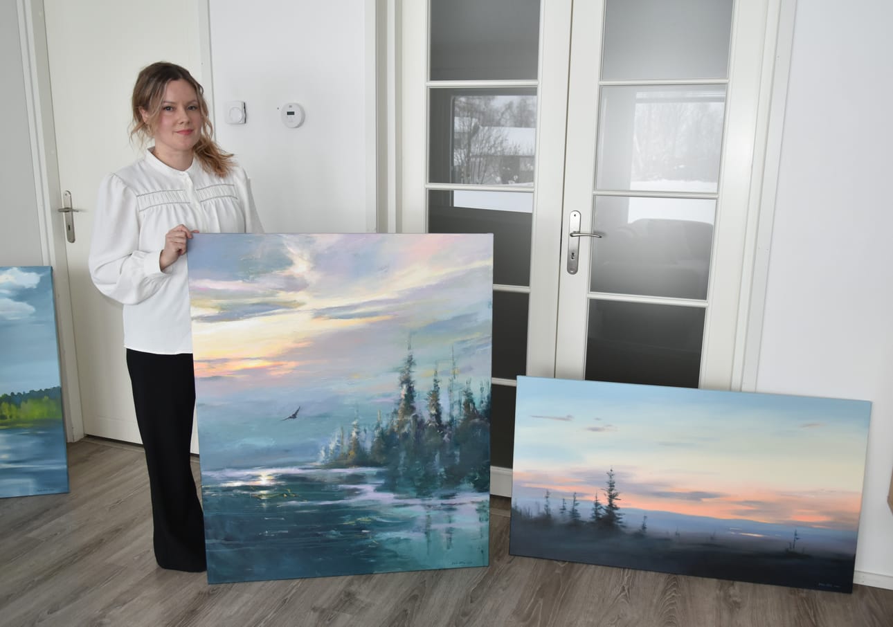 Päivi Ollilan edessä on Ja äkkiä tuuli kääntyy -niminen maalaus, jonka mukaan myös koko Kaamosgallerian maaliskuun näyttely on nimetty. Kuvassa Ollila valitsee tiistaina avautuvaan näyttelyynsä yhteensopivia maalauksia. Kuvan oikealla puolella olevan työn nimi on Vaellus valoon.