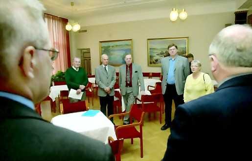 Nimet pöytään. Hannes Jäälinoja (takana vas.), Pauli Halonen, Veikko Jänkälä, Mikko Viitanen ja Eeva Paakkola olivat 5 500 oululaisen asialla apulaiskaupunginjohtaja Matti Pennasen (vas.) ja Matti Pikkaraisen (oik.) luona.