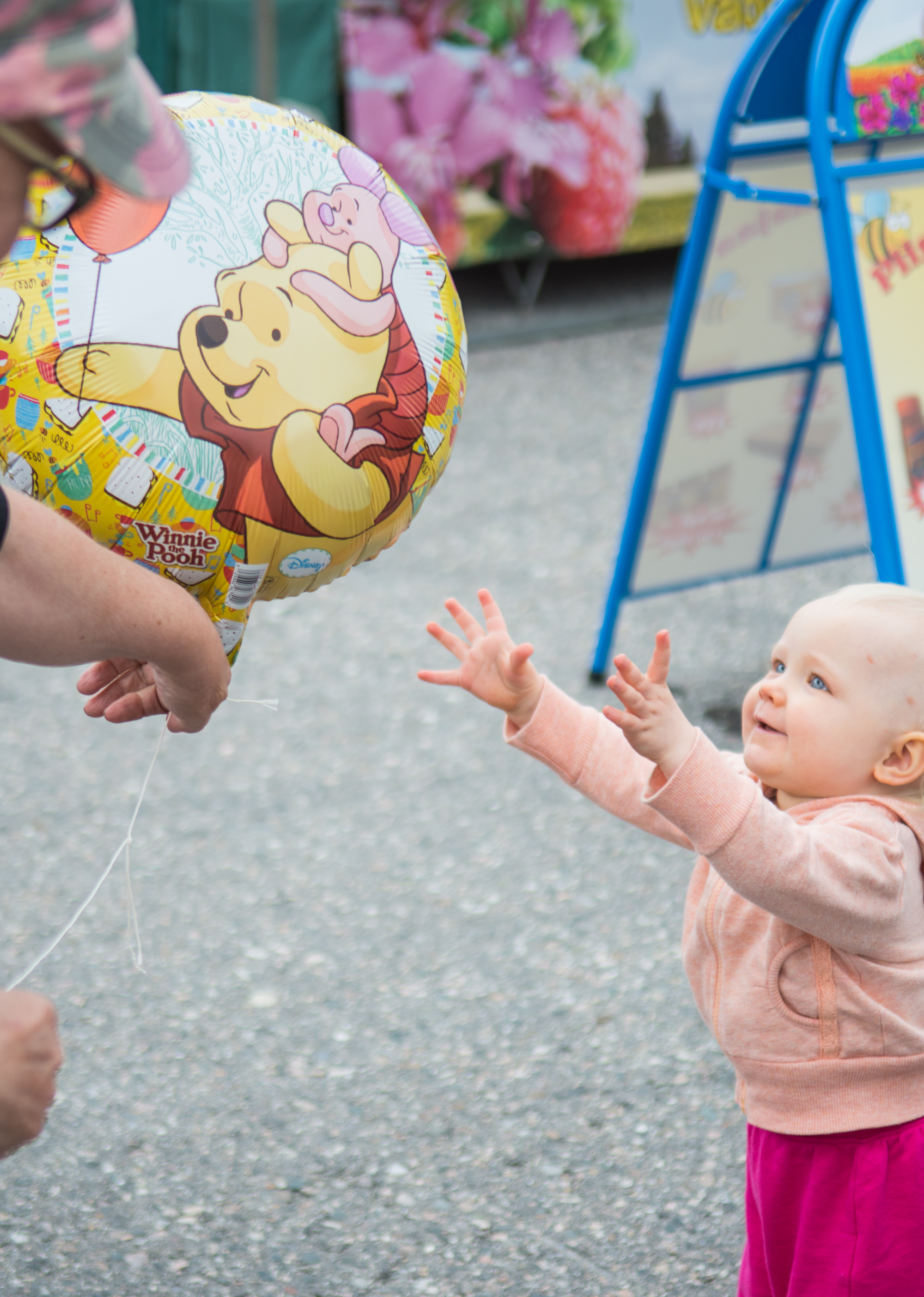 Yksivuotias Misanna Tuovila innostui ilmapalloista, mutta sitten pitikin siirtyä katokseen lättyjä syömään sateen alkaessa.