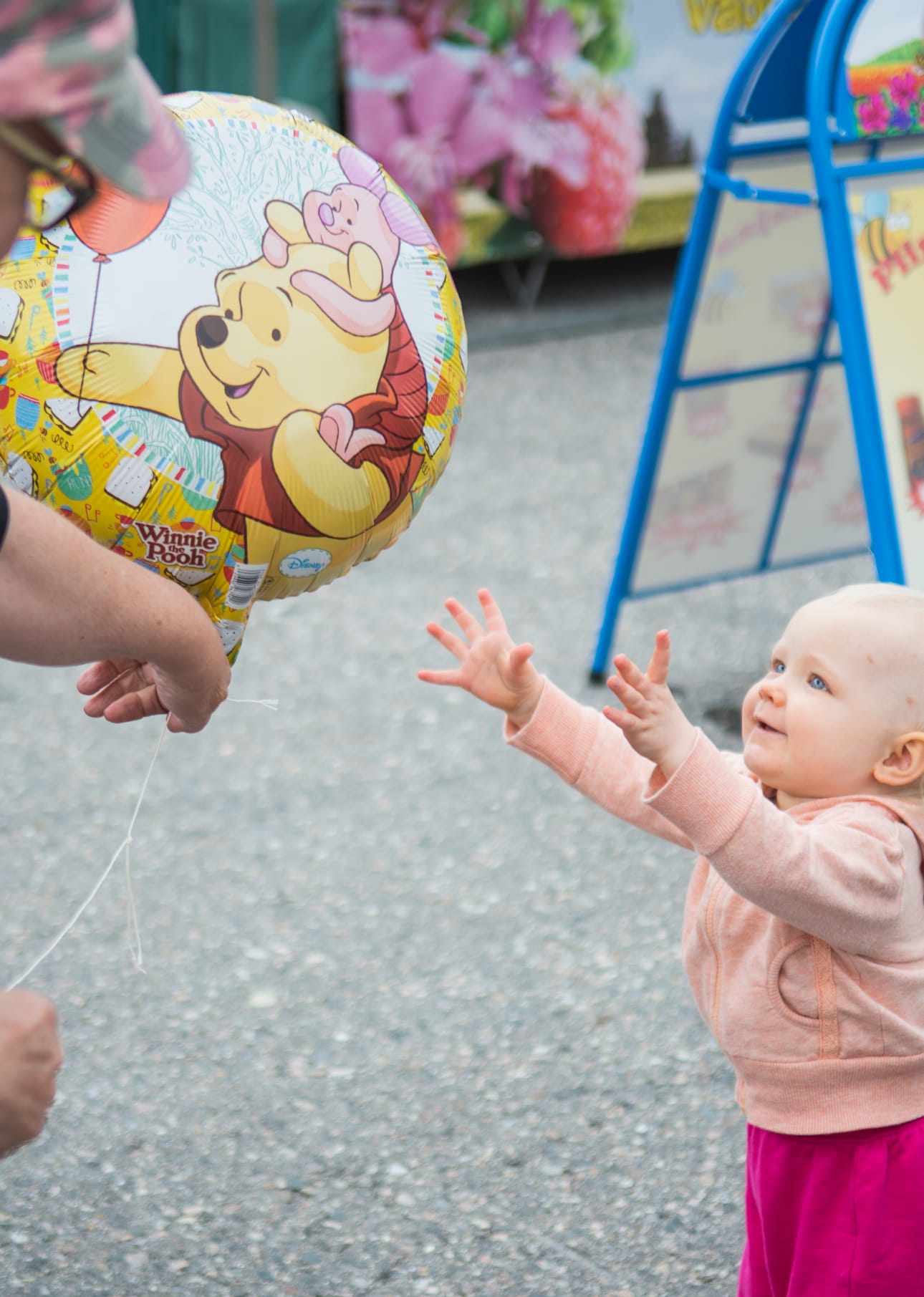 Yksivuotias Misanna Tuovila innostui ilmapalloista, mutta sitten pitikin siirtyä katokseen lättyjä syömään sateen alkaessa.