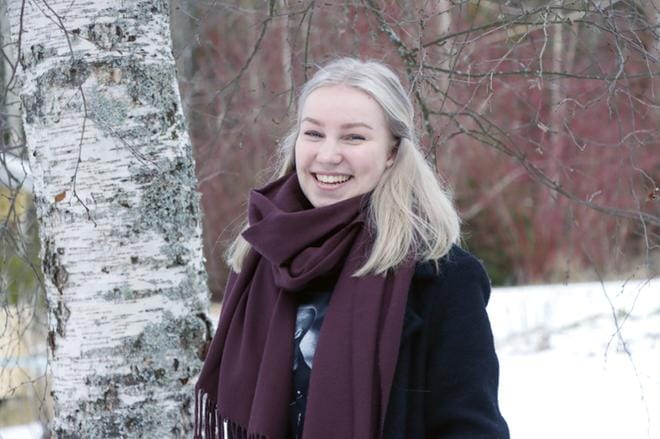 Lukion toisluokkalainen Ella Kangas nauttii nyt opiskelusta ihan toisella tapaa kuin ennen. Etäopiskelu on herättänyt hänessä halun oppia yhä vain lisää. KUVA: JAANA-STIINA ALA-KORPI