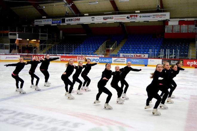 Wasa Team Skatersin noviisit ovat täynnä iloa. Muodostelmaluistelun ahkera harjoittelu tuottaa tulosta. Kuva: Meri Lammi