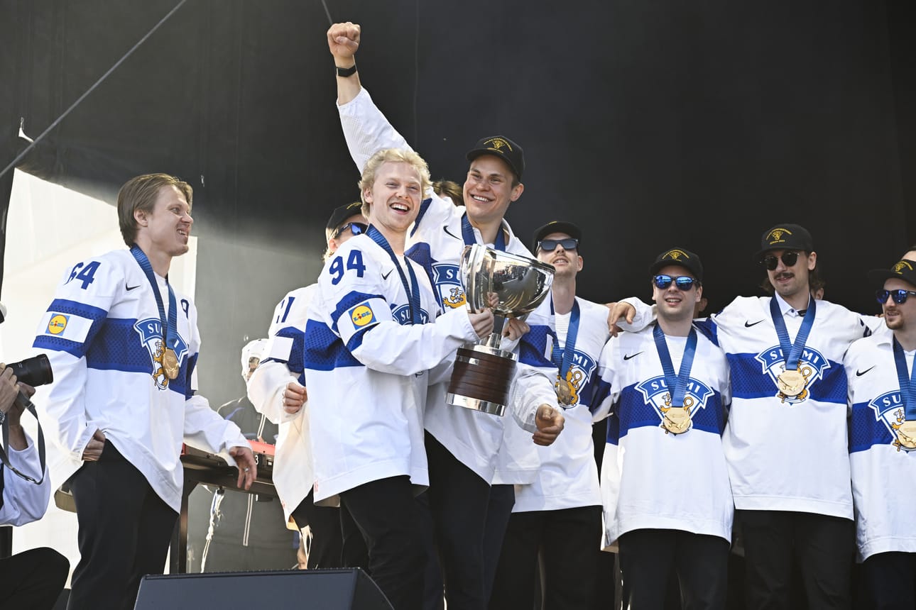 Mestaruuden ratkaissut Konsta Helenius pääsi Jesse Puljujärven syleilyyn Leijonien kultajuhlissa.