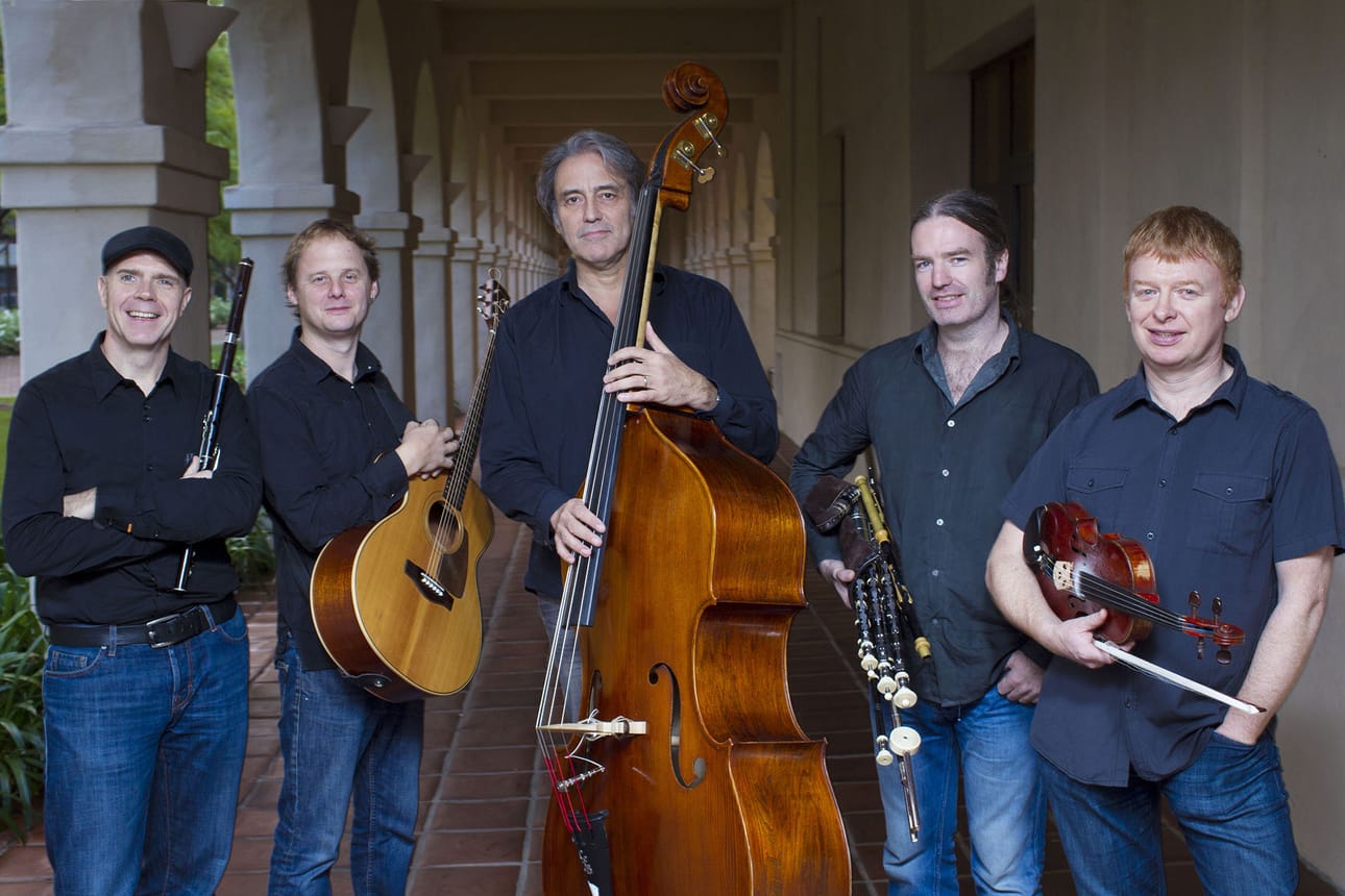 Lúnasassa soittavat Kevin Crawford (huilut ja pillit, vasemmalla), Ed Boydin (kitara), Trevor Hutchinsonin (kontrabasso), Cillian Vallelyn (irlantilainen säkkipilli) ja Seán Smythin (viulu).