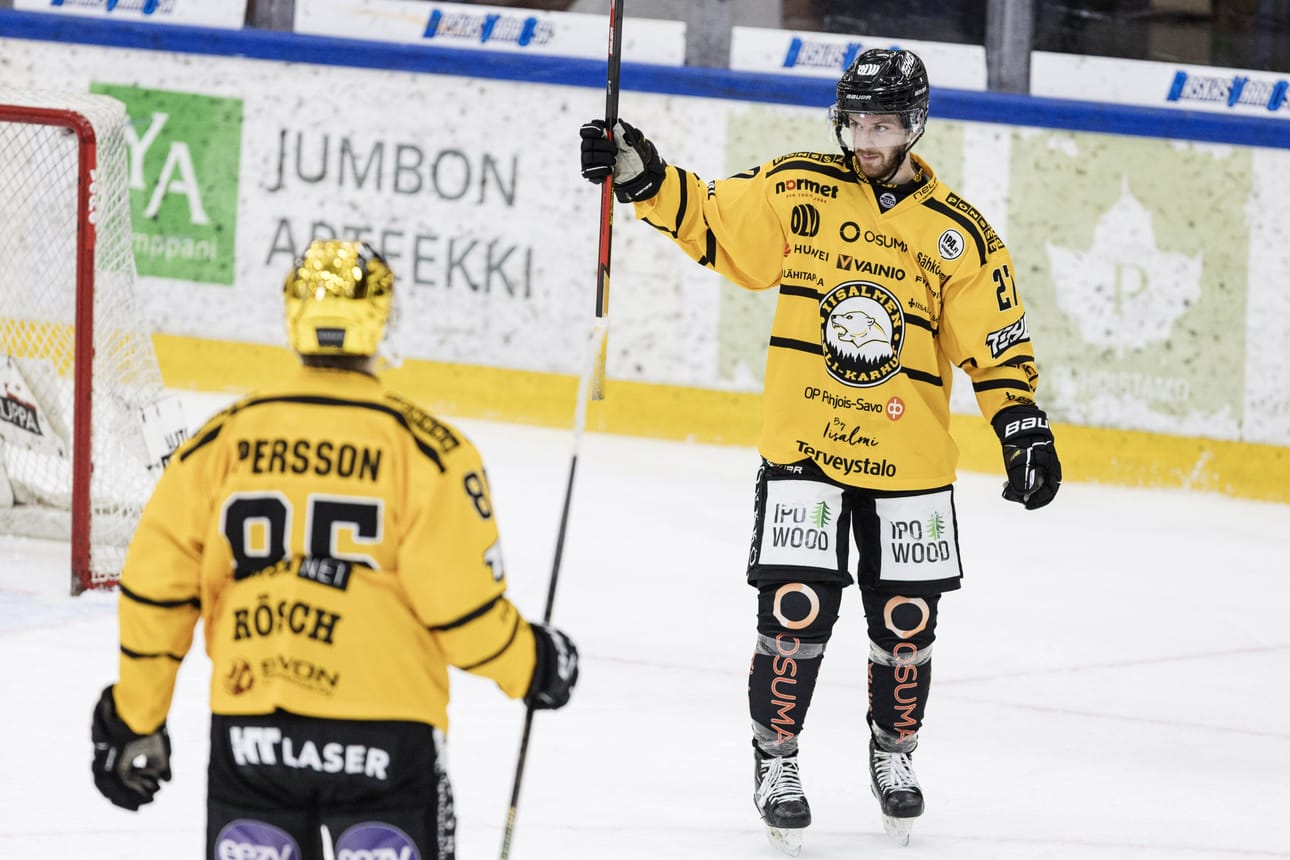 Iisalmelainen Peli-Karhut komeilee sarjataulukon kärjessä seitsemän pisteen karkumatkalla. Ludwig Persson ja Alex Berardinelli juhlivat maalia Kiekko-Vantaan verkkoon marraskuun alussa. LEHTIKUVA / RONI REKOMAA