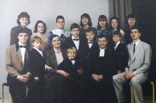 Perheen äidin kautta alajärveläistaustainen Holmin perhe koolla Hailuodossa vuonna 1991. Takana vas. Susanna, Hanna-Leena, Kaisa, Eeva-Liisa, Anna-Maija, Elina, Maria, ed. vas. Lauri, Ville, Eeva Holmi, Jukka, Pekka, Mikko, Lauri Holmi, Jussi ja Jaakko. KUVAT: KIRJASTA SAARELLA SELÄLLISELLÄ