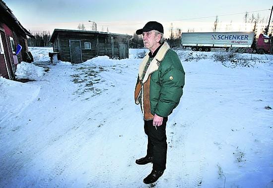 Viimeinen asukas sinnittelee talorähjässä Kuusamontien varressa asuva Jorma Hyttinen.