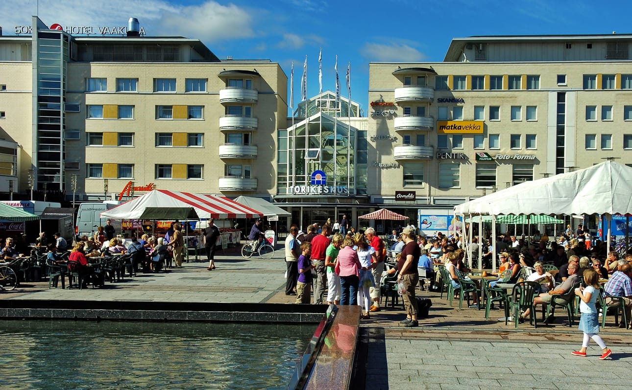Vielä vuonna 2008 Seinäjoen Torikeskuksen alue oli elinvoimainen, ja muun muassa myyjäis- ja torikahvittelukulttuuri oli voimissaan. Vaikka Torikeskuksen alue ei ole muuttunut paljoa 2000-luvulla, moni muu sen sijaan on. Arkistokuva.
